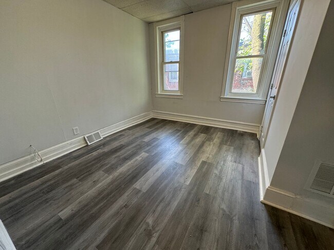 Building Photo - Refreshed 3BR/1BA Cozy Home with Porch & Fenced Yard!