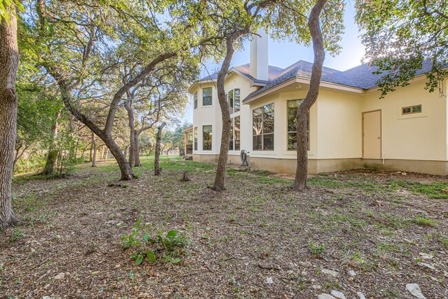 Building Photo - Large 4 bedroom home on 1 acre with lawn c...
