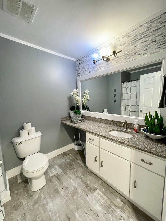 Guest Bathroom / full bath - 3031 Poplar Creek Dr SE