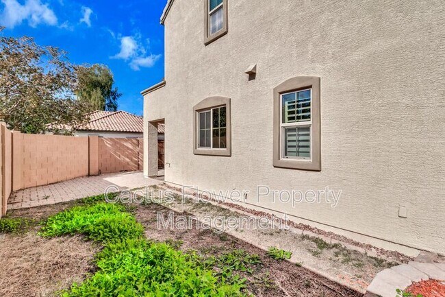 Building Photo - 2544 E Vermont Dr