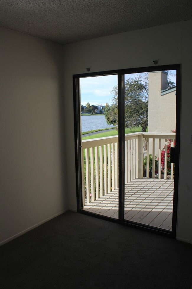 Building Photo - Waterfront 3 Bedroom and 2 1/2 Bath Home i...