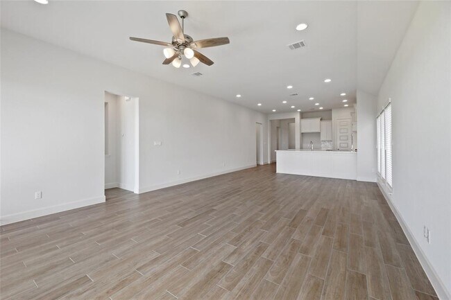 Building Photo - 127 Plumbago Loop