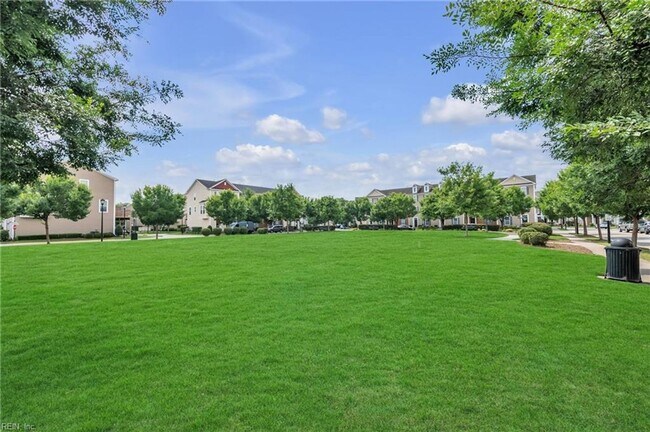 Building Photo - 4BD/3.5BA Gorgeous End Unit Townhouse with...