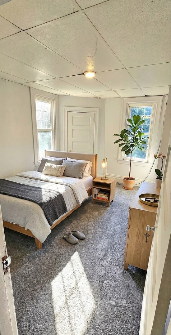 Building Photo - Spacious 5-Bedroom Bellevue Home with Sunroom & Massive Backyard