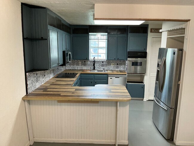 Building Photo - COMING SOON 4/2 with Acreage & BONUS SPACE