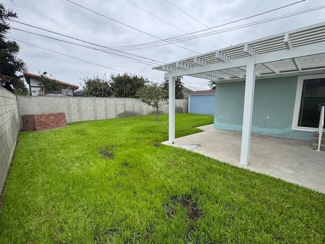 Building Photo - Beautiful 3 bedroom 2 bath HOME . . .  Clo...