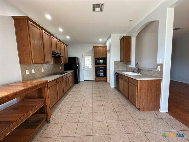 Building Photo - 2119 Belvedere Ct