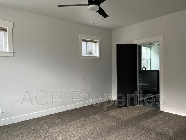 Building Photo - 1570 Farmview Ter