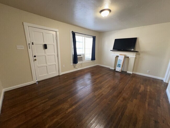 Building Photo - 1552 Lombardy St