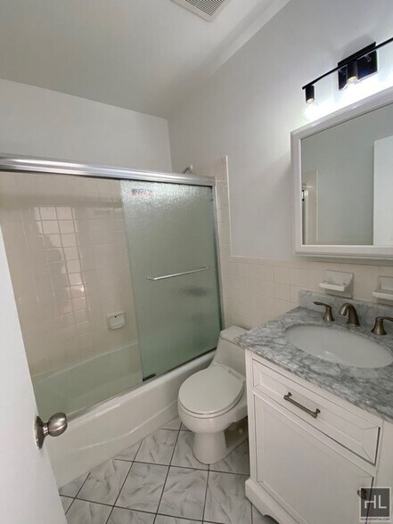 Building Photo - Beautiful 2 bedroom apartment in prime Ast...