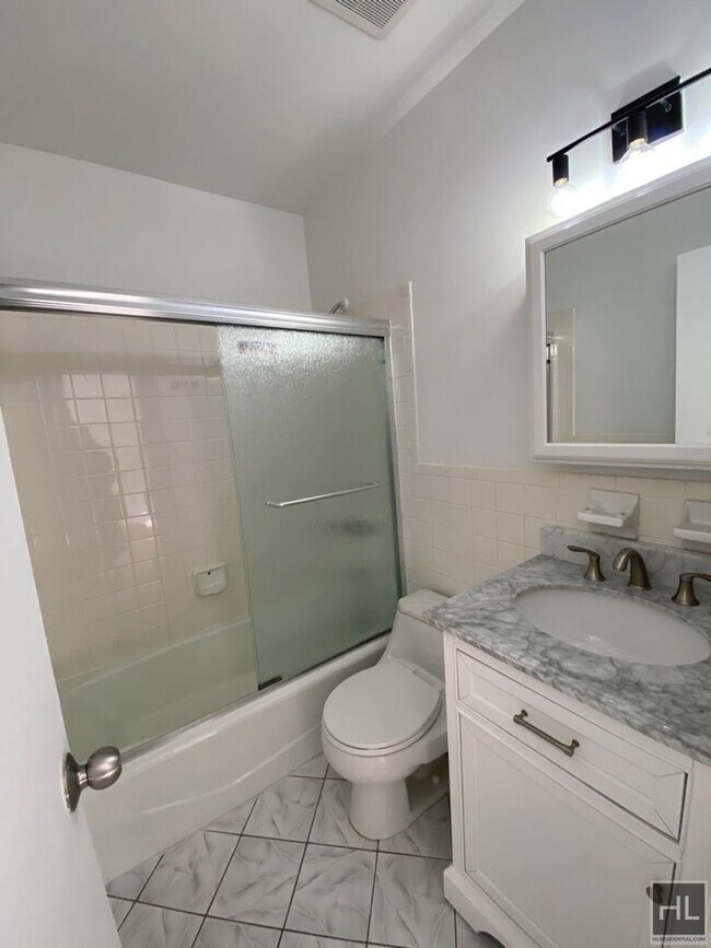 Building Photo - Beautiful 2 bedroom apartment in prime Ast...