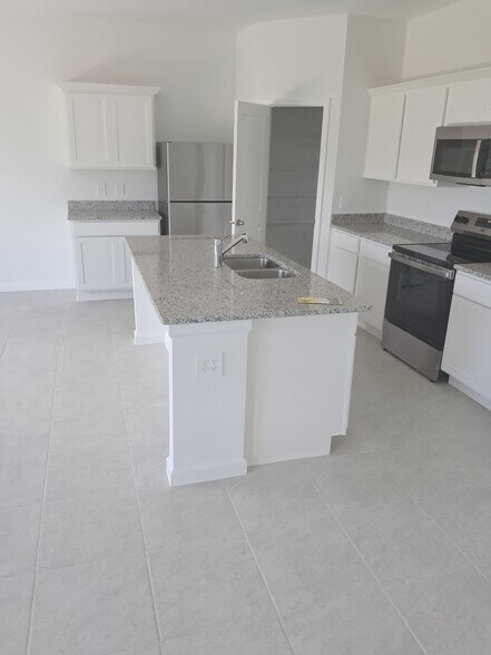 Building Photo - 5906 Kalamata Dr