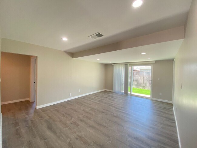 Building Photo - Spacious 5 BR 2 BA!