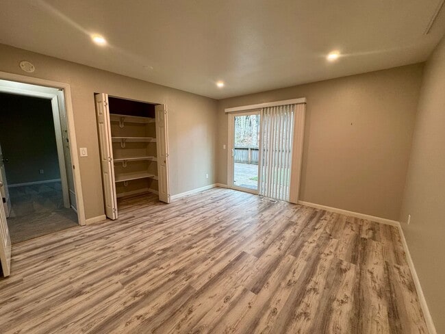 Building Photo - 2045 Eastridge Dr