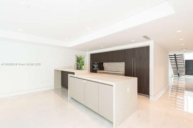 Building Photo - 1325 Bay Dr