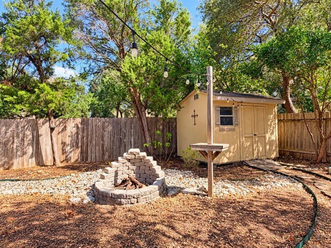Building Photo - 807 Hilltop Dr