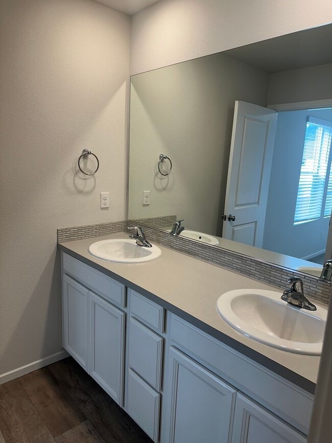 Building Photo - Newer 4 bedroom 2.5 bathroom house!