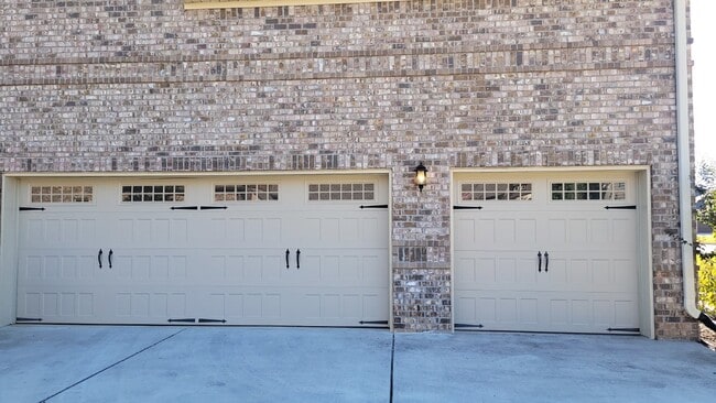 Building Photo - 130 Creekmound Dr