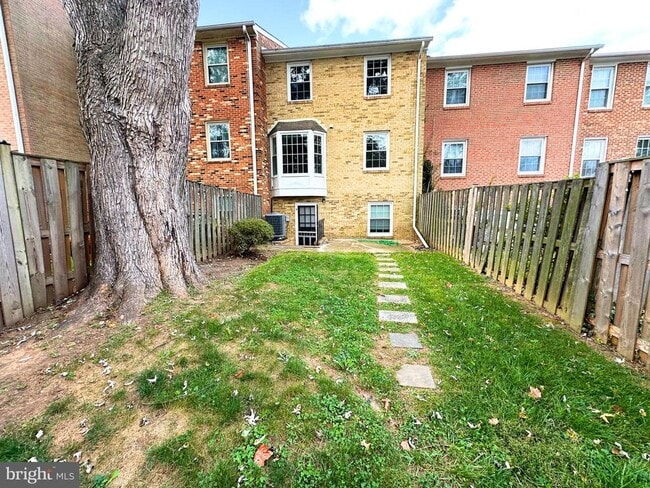 Building Photo - 208 Commons Dr NW