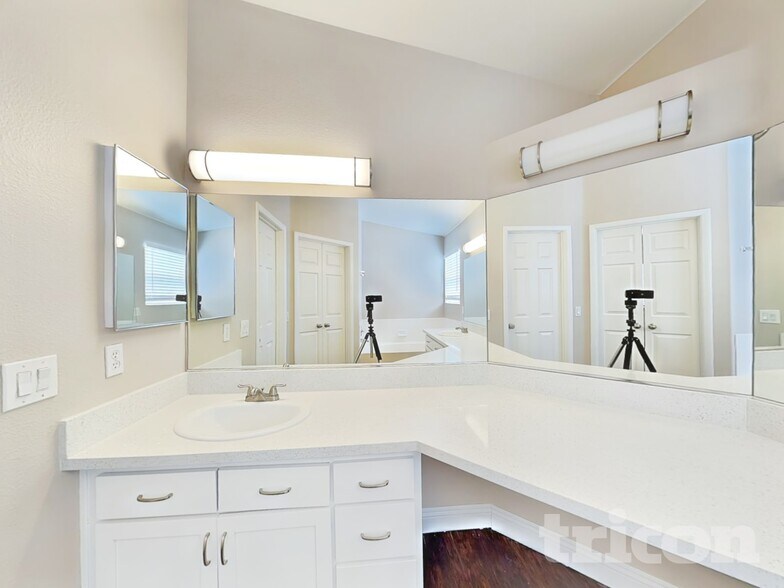 Building Photo - 710 Wolf Lake Ave