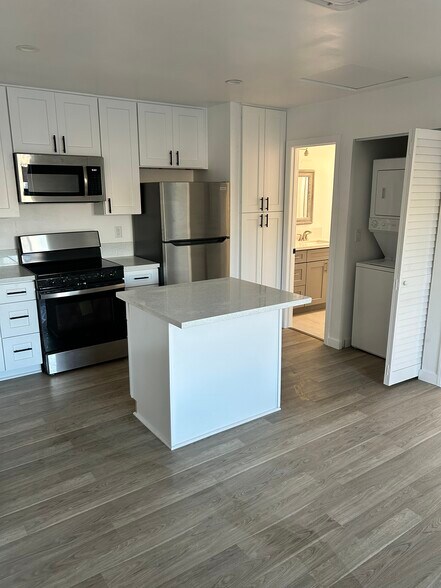 Building Photo - 7059 Stanford Ave