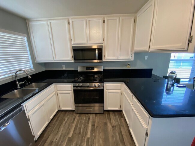 Building Photo - Newley Remodeled 3 BD 2 BA house on corner...