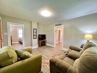 Building Photo - This adorable fully furnished 2 bedroom/1 ...