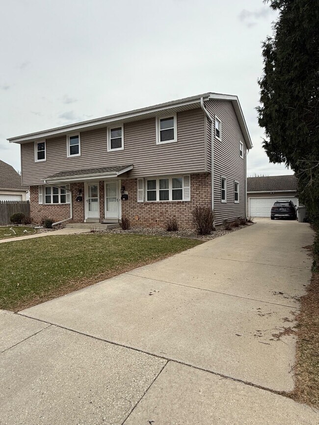 Building Photo - 9221-9223 W Morgan Ave - 9223