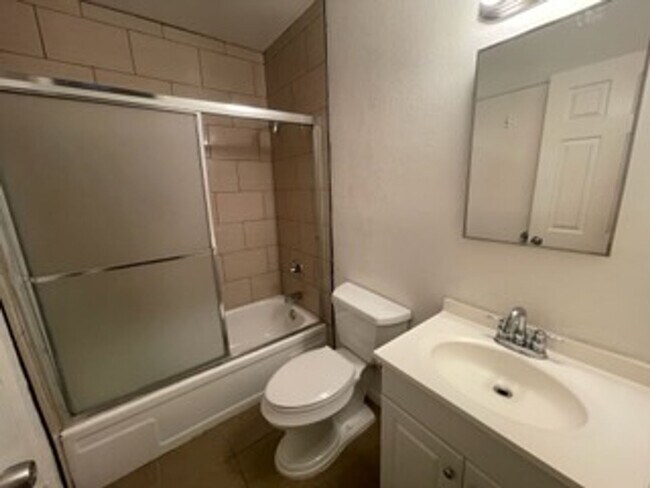 Building Photo - 38627 Cherr Ln #38 With 3 Bedrooms and 2 bathrooms.