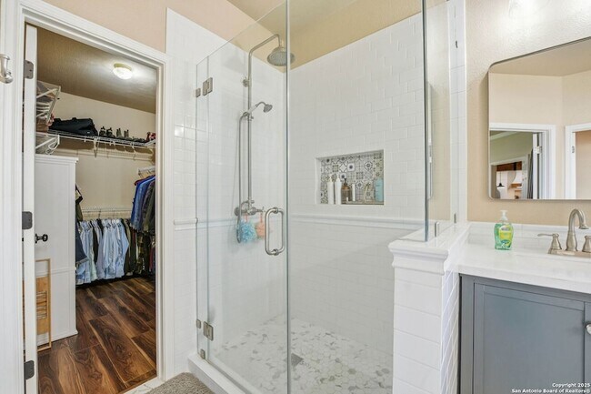 Building Photo - 711 Midway Crest