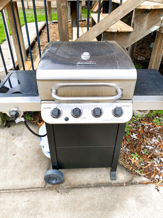 Building Photo - 11501-11505 5 Cedars Rd