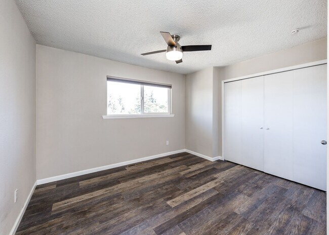 Building Photo - Charming 3 Bed Home Centrally located, Lar...