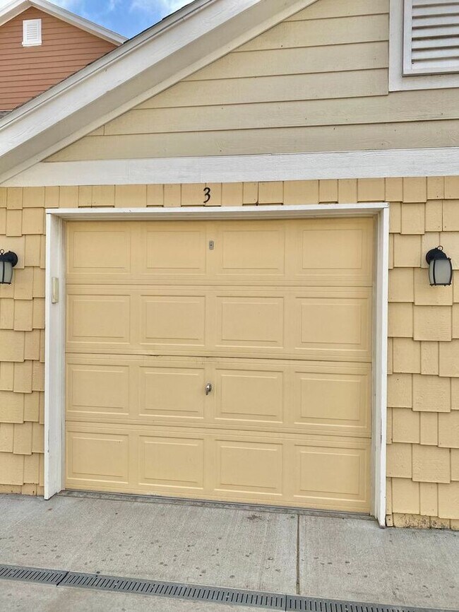 Building Photo - Fantastic 2 Bed, 2 Bath Condo With Detache...
