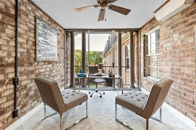 Building Photo - 353 N Post Oak Ln