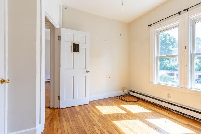 Building Photo - Massive 5 Bed / 2 Bath Duplex in Mission Hill — 2,000 Sq Ft, In-Unit Laundry, Updated Kitchen, Pr...