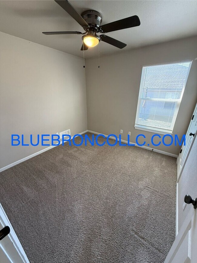 Building Photo - Beautiful 3-bedroom, 2-bathroom Duplex with attached garage