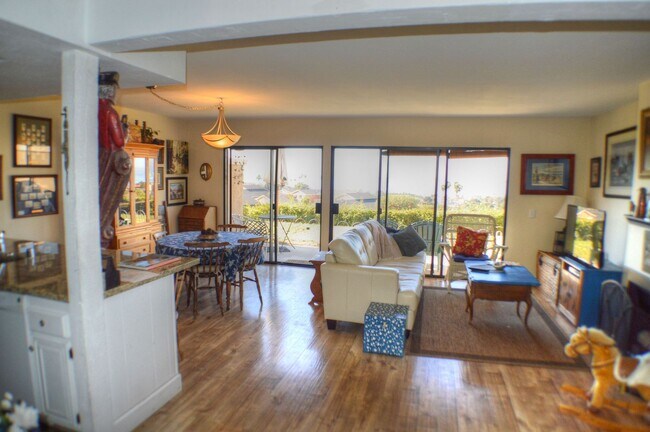 Building Photo - Panoramic ocean view from this 2 bedroom condo up on the hills of San Clemente