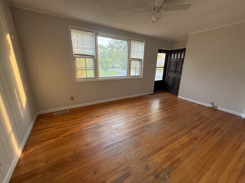 Building Photo - 109 Meadowbrook St