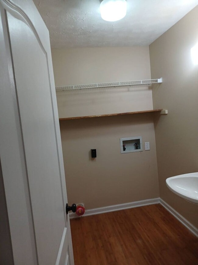 Building Photo - 3 Bedroom 2.5 Bathroom Home!