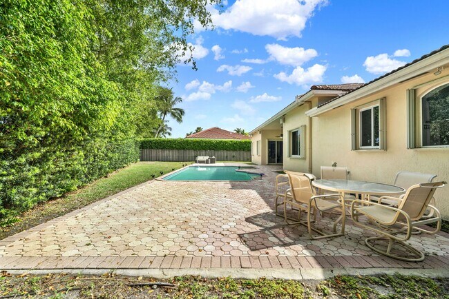 Building Photo - Elegant 4-Bedroom Pool Home in Exclusive G...