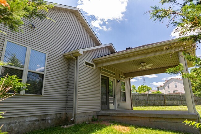 Building Photo - 749 Whispering Brook Trce