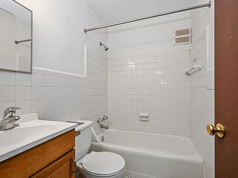 Building Photo - 515 5th St SE