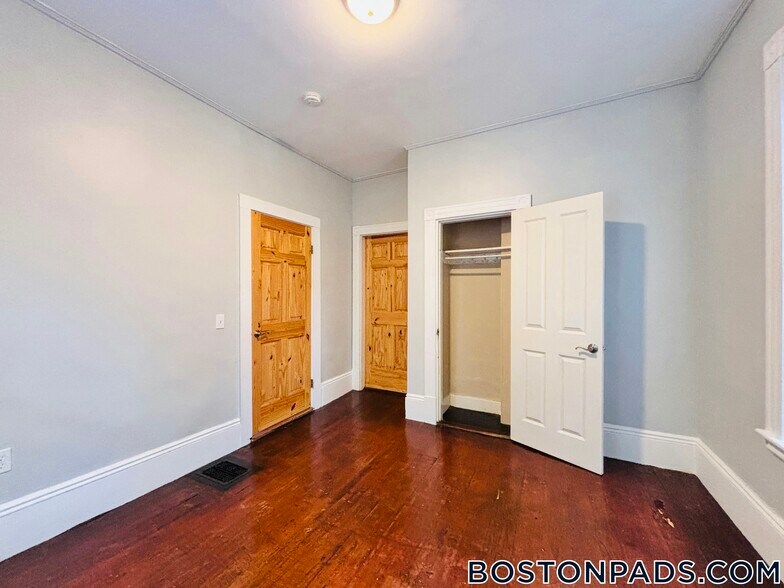 Building Photo - 52 Harvest St