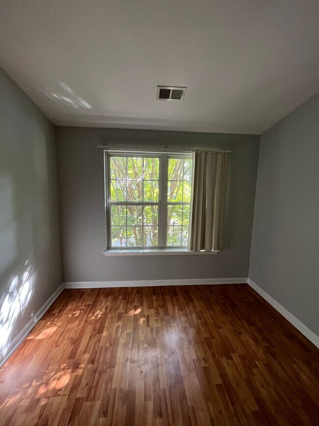 Building Photo - 3 bedroom townhome available near Largo To...