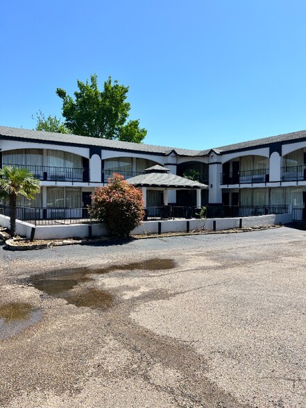 Building Photo - 3602 N State Line Ave