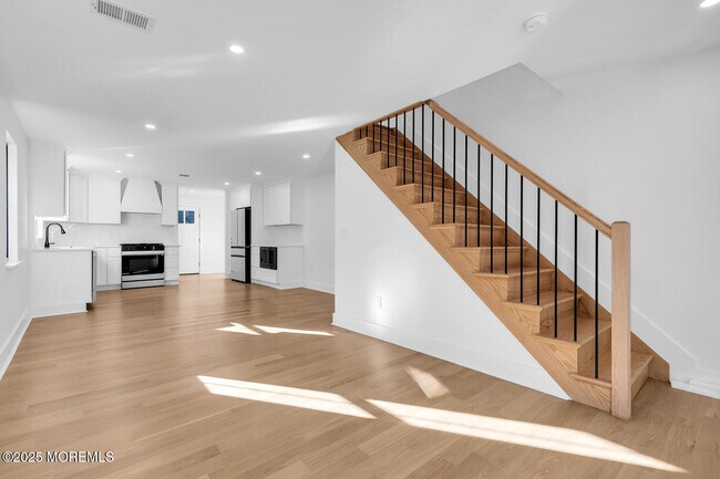 Building Photo - 514 River Rd