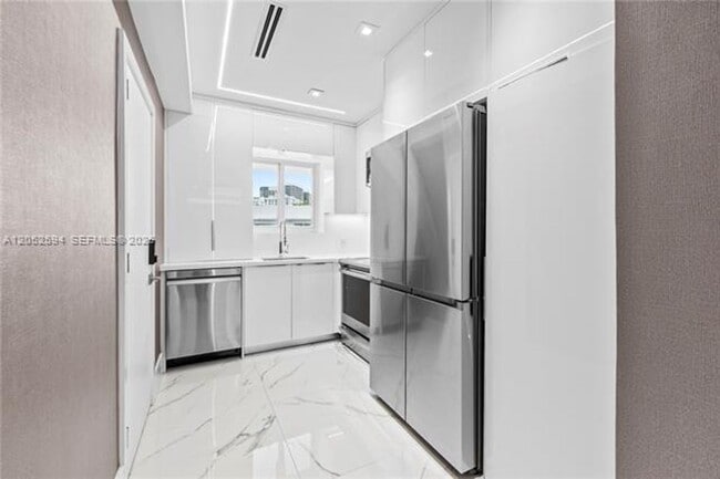Building Photo - 10190 Collins Ave