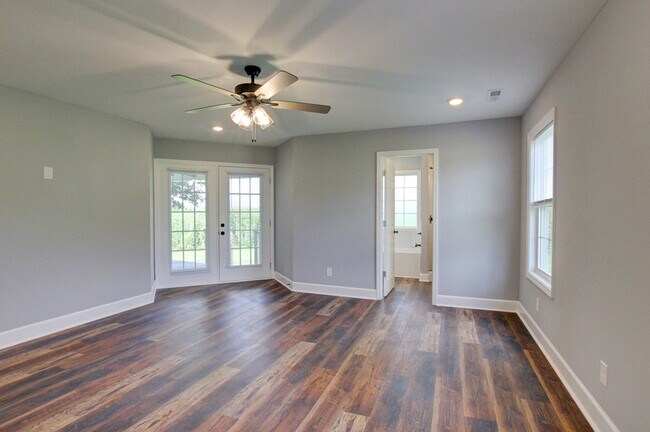Building Photo - 133 Riverbend Dr