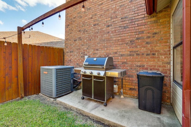 Building Photo - 1122 Gruene Rd