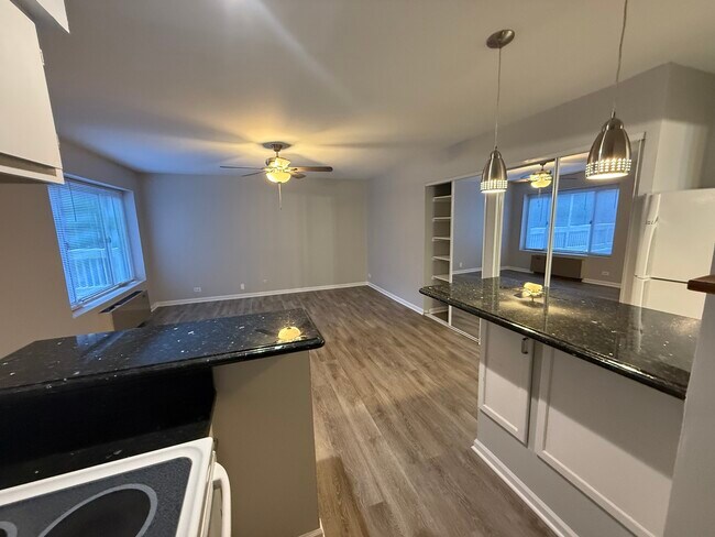 Building Photo - 744 W Gordon Terrace